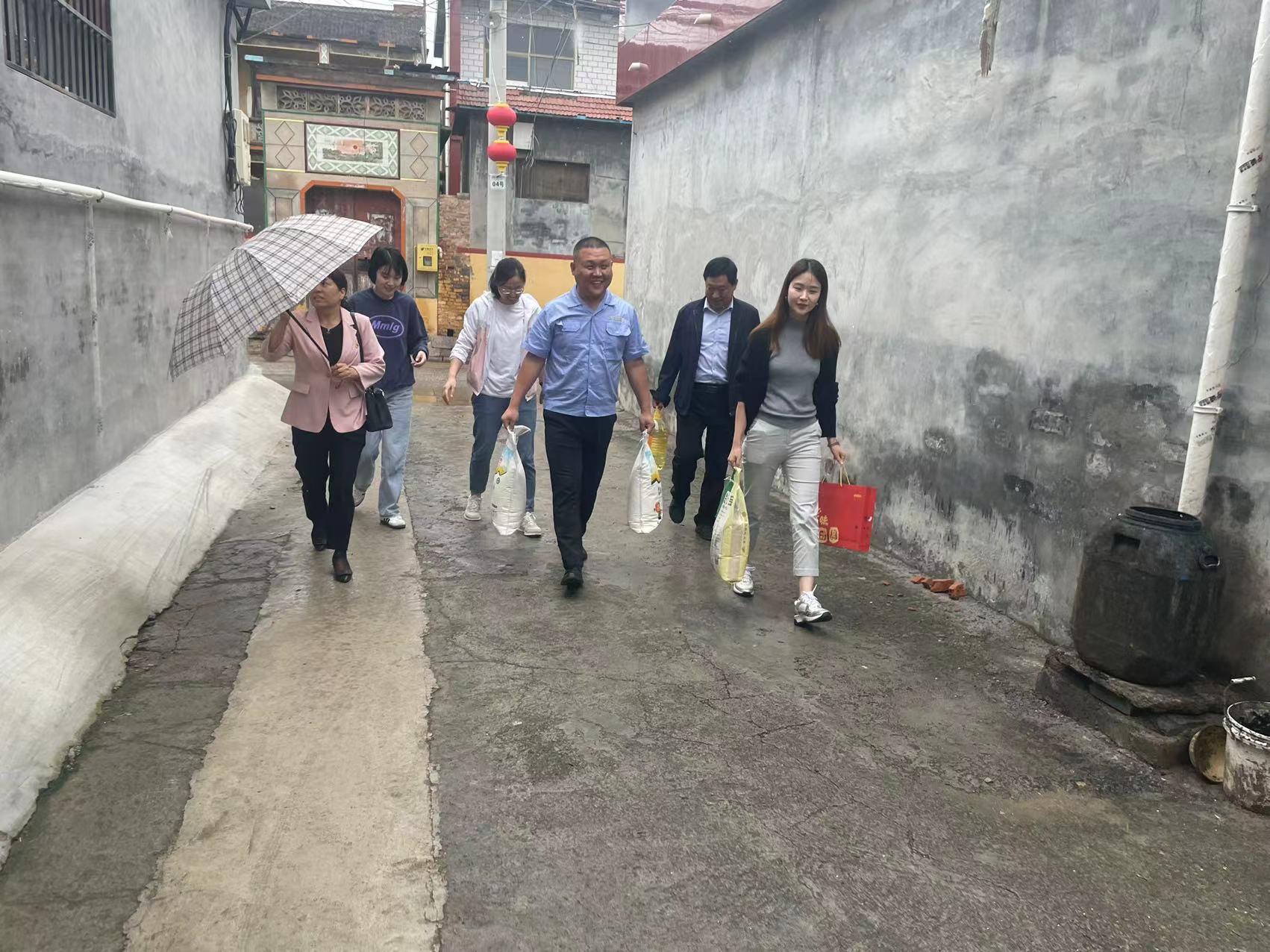 庆双节不忘困难职工、送粮油传递支部关爱